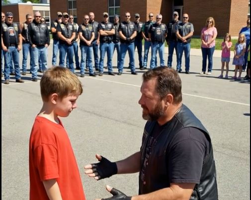 Au cours de ce qui semblait être un après-midi tranquille à l’école du Kentucky, quarante motards vêtus de cuir ont franchi la porte de l’aire de jeux et ont entouré un garçon de 8 ans, ignorant que lorsque tous les quarante se mettront à genoux en même temps, la vérité sur son père laisserait tous les parents sans voix.