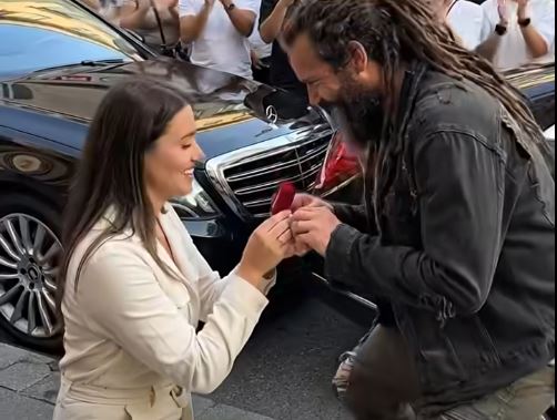 Une mère célibataire millionnaire s’est agenouillée devant un sans-abri… et la condition qu’il a posée a bouleversé leurs vies à jamais.