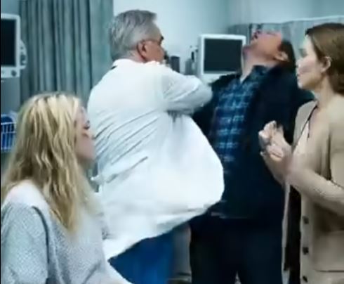 Mon beau-père me frappait tous les jours pour s’amuser. Un jour, il m’a cassé le bras, et quand on m’a emmenée à l’hôpital, ma mère a dit : « Elle est tombée de vélo. » Dès que le médecin m’a vue…