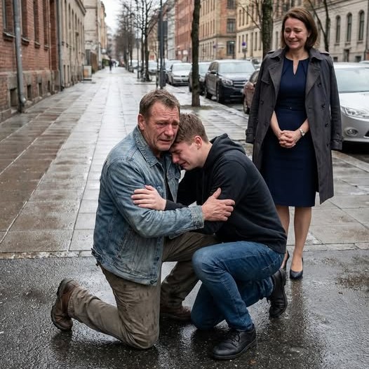 Après 17 ans d’errance dans la ville et de refus d’abandonner, un père fut frappé de stupeur par un son familier sous la pluie — et réalisa que l’enfant qu’il avait perdu se tenait juste devant lui. L’homme qui resta en ville