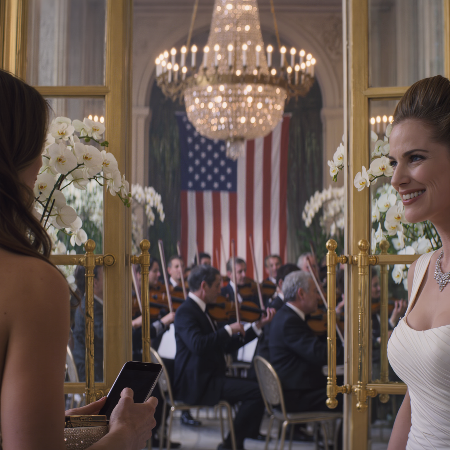 「彼女は何も仕切ってないわ。スタッフと一緒に座らせてあげて。」新婦は披露宴会場に響き渡るほど大きな声でわざとそう言った。両親は黙っていた。兄は目をそらした。私は何も反応しなかった。ただ微笑んで携帯電話を取り出し、誰も理解できないほど短い一文を言った。たった一文で、3000万ドルが消えた。兄は凍りついたように動かなくなった。母は顔色を失った。新婦は息を止めたようだった。そして私が立ち上がって席を立つと、近くにいた客たちも静かに立ち上がり始めた。