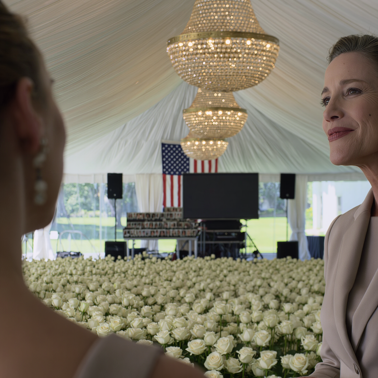 妹の結婚式はまるで映画のようだった。家族全員がめかし込んでいて、母は私にただ一つだけ言った。「あなたの子供を画面に入れないようにね」。私は部屋の隅に押し込められ、10歳の娘に手を握られながら立っていた。すると突然、娘がまっすぐステージに上がり、iPadを掲げて言った。「キスをする前に、みんなにこのビデオを見てもらいたいと思うの…」