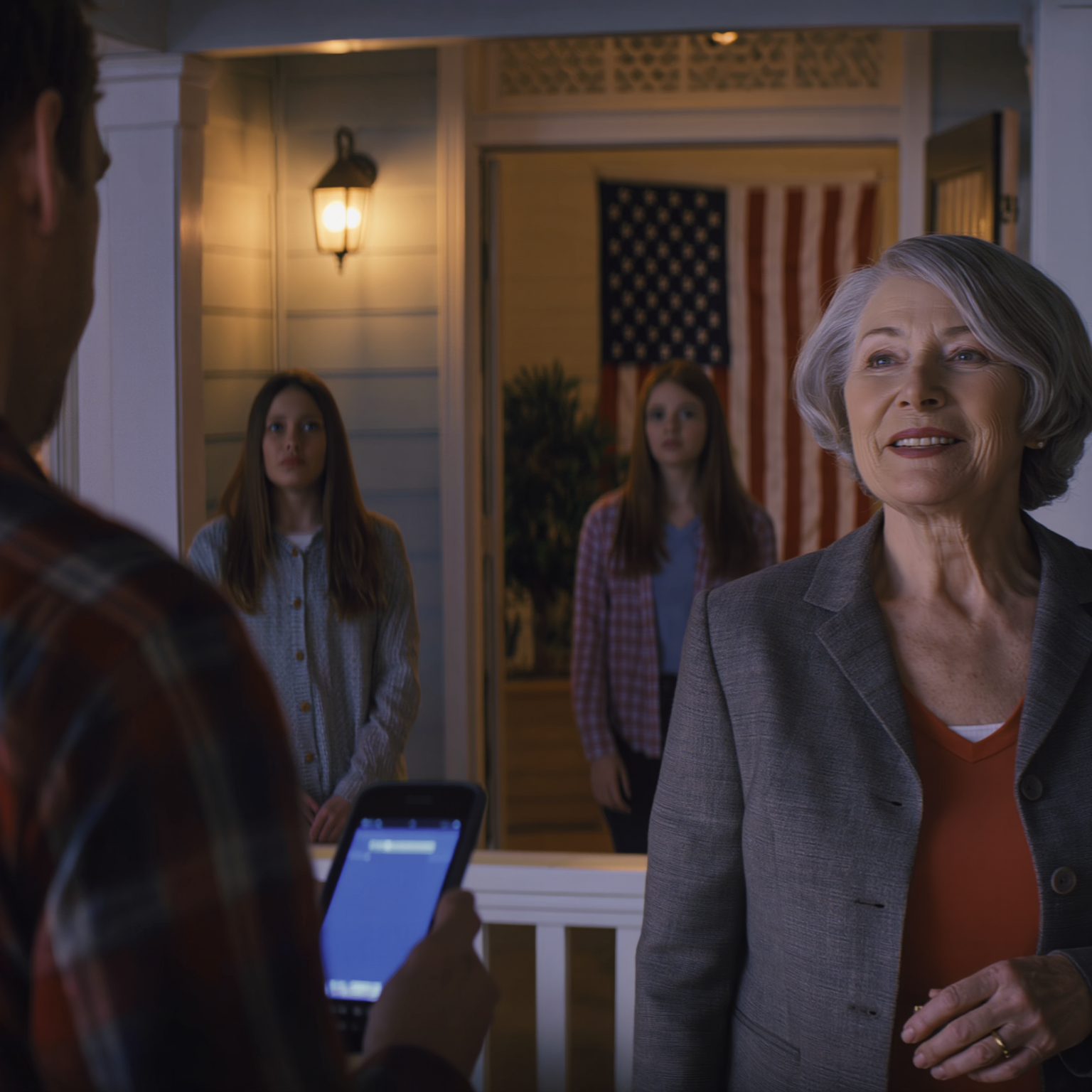 娘は学校のフランス旅行のために、3年間ベビーシッターをして4200ドルを貯めました。母は何も聞かずに、それを妹の結婚式の頭金として「借りて」しまいました。16歳の娘は携帯電話を手に取り、「もう行けない」と泣きじゃくりました。母は落ち着いた声で「まだ時間はあるわ」と言いました。私は微笑んで「そうね」と言いました。それから、家族の誰も見たことのない書類を開けました。