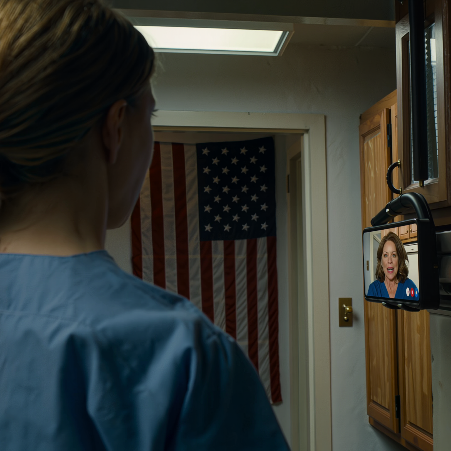 「航空券は一人1200ドルよ」と母がスピーカー越しに言った。「払えないなら、ここに残ってなさい」。私は病院の白衣を着たままうなずき、心の中で「わかった」と呟いた。すると携帯電話が鳴り、クレジットカードのアプリに不審な請求が表示された。ビジネスクラスの航空券が4枚、家族全員の名前が記載されていて、1人だけ名前が抜けていた。指が痺れるまで画面を見つめていると、翌朝、思いがけないノックの音が聞こえた。