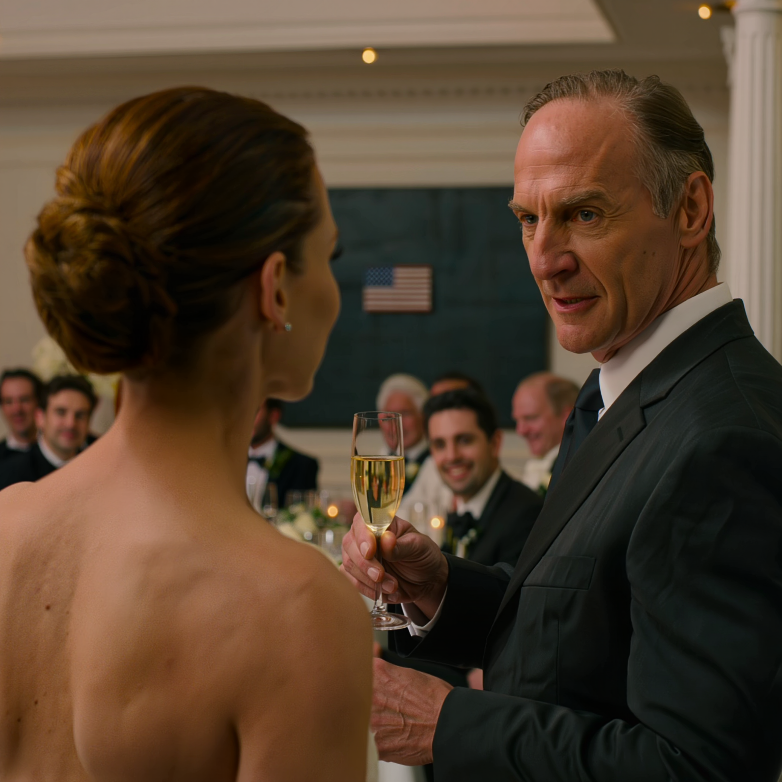 私の父はマンハッタンの不動産億万長者ですが、私の結婚式で立ち上がり、私を「勘当」し、遺産も信託基金も一切与えないと宣言し、夫を寄生虫呼ばわりしました。夫はただ微笑んで「そんなものは必要ない」と言い、その後6ヶ月間、家族は私たちが経済的に苦しい状況にあると思い込んでいました。ところが、ある晩、家族がガラパーティーに足を踏み入れた時、彼らが探し求めていた名前を目にしたのです。