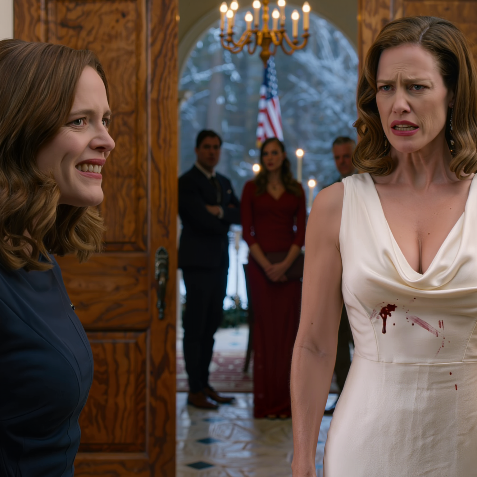 ハンプトンズでのクリスマスパーティーで、誤ってワインが妹のドレスにこぼれ、妹は50人のゲストの前で私を平手打ちし、「2万5000ドルのドレスが台無しになった！」と叫びました。父は雪の中にドアを勢いよく開け放ち、「妹に謝るか、出て行け」と冷たく言い放ちました。私は何も言わずにその場を去りました…しかし、翌朝8時ちょうど、家族全員が突然、それまでの平穏な気持ちを失ってしまったのです。