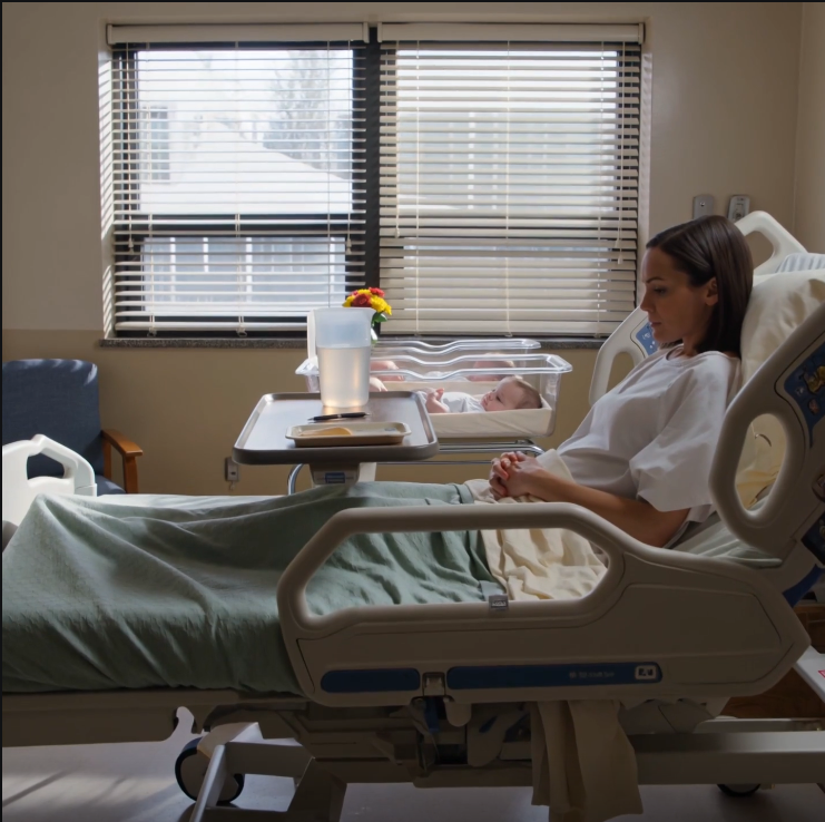 双子を出産してから3日後、夫は付き合っていた女性と離婚届の束を持って私の病室に入ってきました。そしてベッドサイドテーブルに300万ドルの離婚届を滑らせ、「サインしてくれ。子供だけ欲しいんだ」と言いました。私は反論せず、何も言わずにすべてのページにサインし、行き先も告げずにその夜病院を出ました。翌朝、彼は私のサインが決して降伏を意味していなかったことを理解しました。