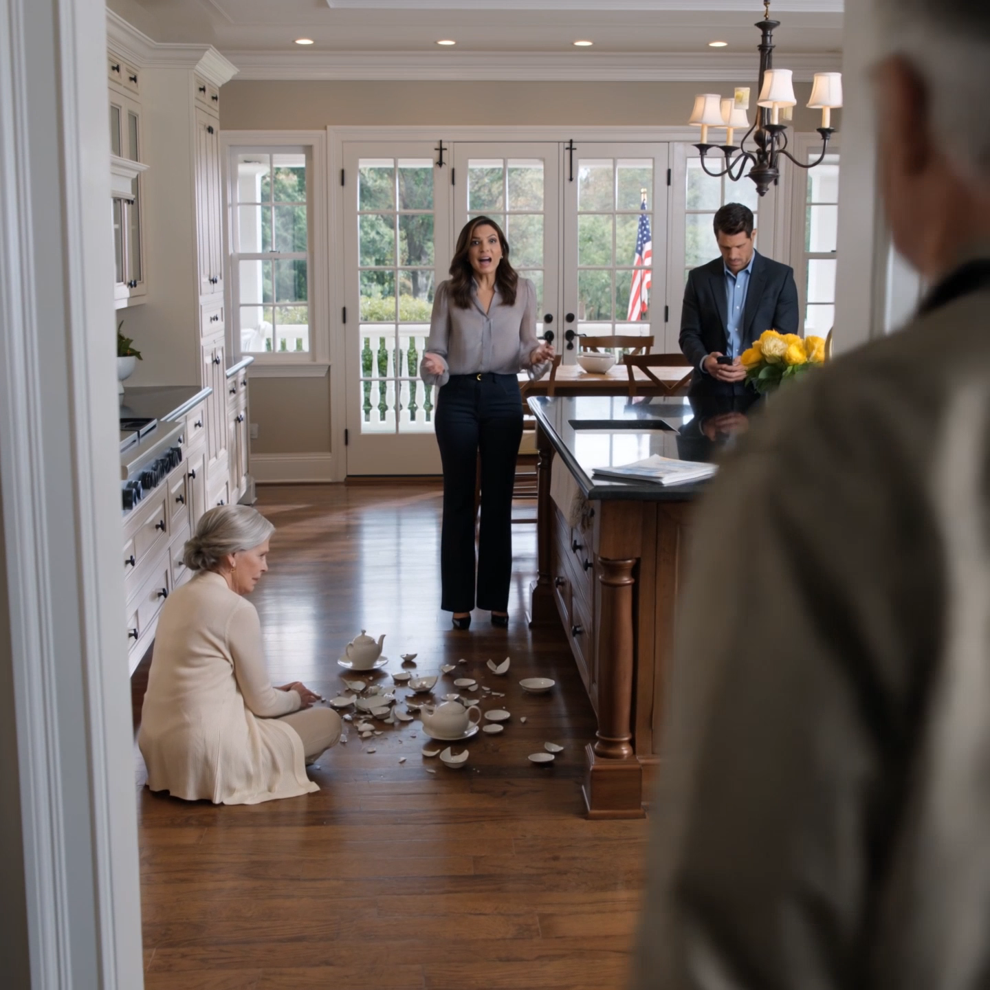 家に帰ると、妻が台所の床で泣いていた。娘は、何が起こったのか全く分からないと言った。そこで防犯カメラの映像を確認したところ、すぐにこれは後から言い訳をするような、よくある家族の揉め事ではないと分かった。