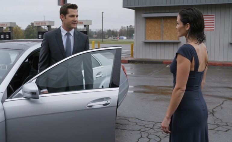 結婚12周年記念日の夜、夫は私をホワイトプレーンズ北部の閉鎖されたサービスエリアまで車で連れて行き、「歩いて帰れば礼儀を学べるだろう」と言って、雷鳴が高速道路に轟く中、私をそこに置き去りにした。彼は私を罰しているつもりだったのだろう。しかし実際には、彼は私が待ち望んでいた最後の決定的な証拠を私に手渡しただけだった。