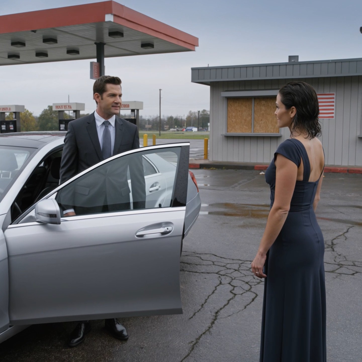 結婚12周年記念日の夜、夫は私をホワイトプレーンズ北部の閉鎖されたサービスエリアまで車で連れて行き、「歩いて帰れば礼儀を学べるだろう」と言って、雷鳴が高速道路に轟く中、私をそこに置き去りにした。彼は私を罰しているつもりだったのだろう。しかし実際には、彼は私が待ち望んでいた最後の決定的な証拠を私に手渡しただけだった。