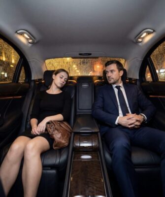 這個可憐的學生坐錯了車，他不知道這輛車是屬於億萬富翁。