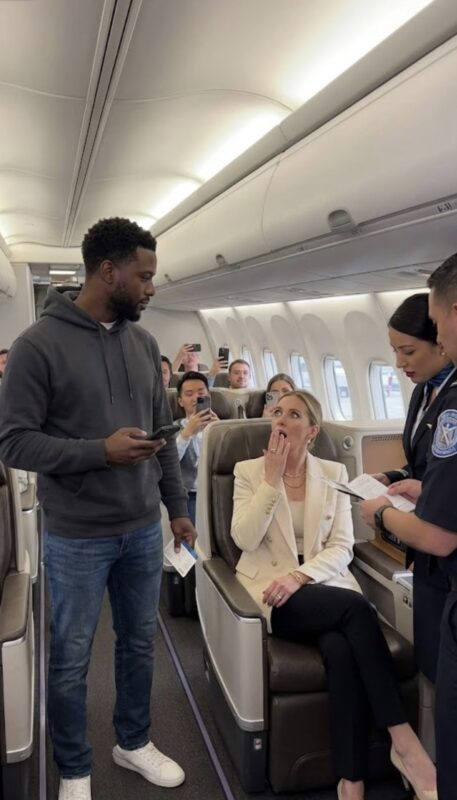 “她坐到了他的頭等艙座位上——然後當他平靜地說：‘這家航空公司是我的。’時，她愣住了。”