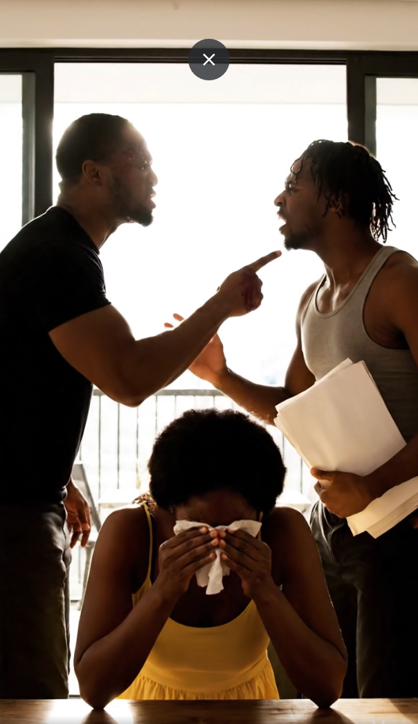 親哥哥指認我是小偷的那天，我不僅失去了名字，還失去了整個家庭。沒有人願意聽我解釋。母親在我面前摔上了門，父親說我已經死了，我不得不背負著從未犯下的背叛的重擔，艱難地活下去。