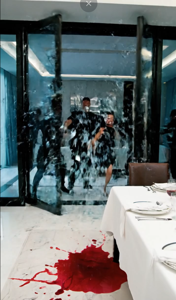 那頓家庭晚餐瀰漫著例行公事的氣息，勉強的對話，以及排練的笑容。直到一則陌生號碼傳來的訊息