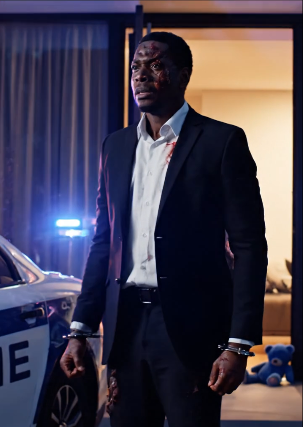 出差回來，我想好好洗個熱水澡，抱抱我的兒子，卻發現我家門前停著巡邏車，藍燈劃破夜空。