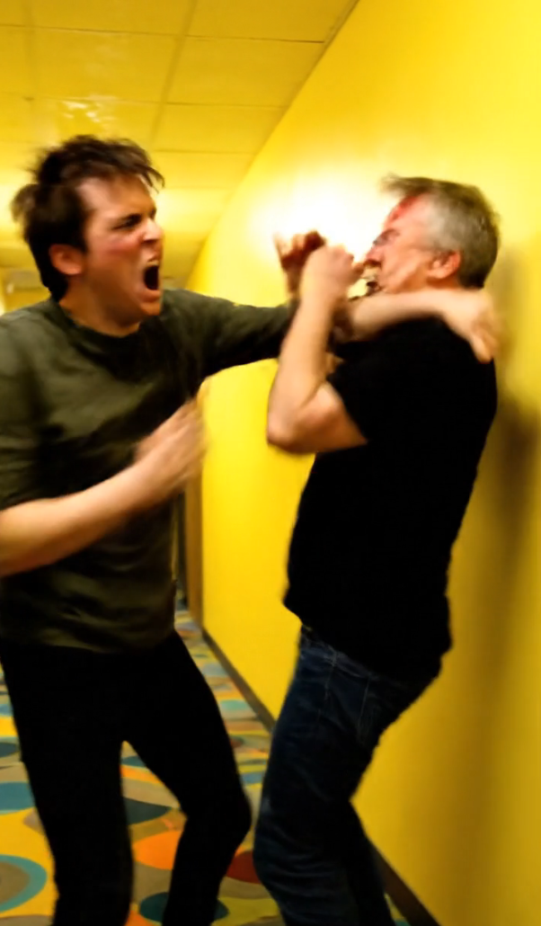 我至今仍能聽到那天晚上身後關門的聲音。