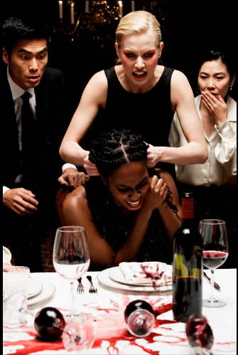 那天晚上，我滿懷驕傲和喜悅地抵達畢業典禮現場，準備慶祝一番。五分鐘後，我卻只想逃走。奶奶舉起酒杯，面帶微笑，宣布我「完美地」管理好了她為我預留的360萬美元。我本能地笑了……直到我發現其他人都沒有笑。沉默變得令人窒息。我的喉嚨哽咽了。我從未見過那筆錢的一分一毫。