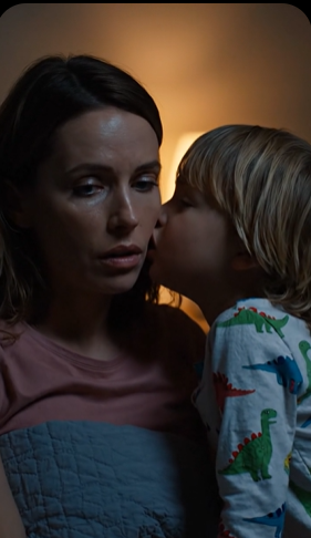 夕方、5歳の息子が私に抱きつき、耳元でささやきました。「お仕事のとき、おばさんがそこから出てきて、パパと一緒に病院ごっこをしているの」と、下を指さしながら。