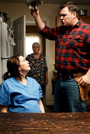 我懷孕八個月了。上完一個夜班，累得筋疲力盡，剛進門，丈夫的聲音就像鞭子一樣抽打過來：「懶蟲！就不能起來做飯嗎？」婆婆冷笑道：「懷孕就是你不干活的藉口？」我試著坐起來……然後砰的一聲。他把電飯煲砸在我頭上。房間搖晃起來，我的耳朵嗡嗡作響，彷彿裡面有人在尖叫，我強忍著嗚咽。之後，我異常平靜地擺好餐桌……端上了我準備了好幾週的「菜餚」：離婚協議書。但他們還不知道我肚子裡還藏著什麼。至少現在還不知道。