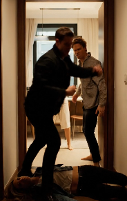 我至今仍記得她那張在路燈下青紫的臉：我的女兒蜷縮在人行道上，衣服破爛不堪，呼吸微弱，彷彿害怕自己會佔據一席之地。 「爸爸……別給他打電話，」她低聲說。我抱起她，把她帶回了家。但黎明時分，我去了他那間豪華公寓。他得意洋洋地打開門……直到我笑著說：「我不是來乞討的，我是來討債的。」他的表情瞬間垮了下來。而這只是個開始。