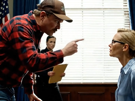 Na Den díkůvzdání můj táta pronesl nápis: „Jedna dcera je doktorka, druhá služka,“ a pak se smál, přítomno bylo 14 lidí. Když se moje máma pokusila znovu připít na mou sestru, pomalu jsem vstala… co jsem řekla potom… nikdo tomu nemohl uvěřit.