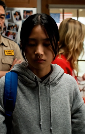 私は両親の台所で口論しなかった。なぜなら、母が「市場家賃」と言った時には、すでに彼らが私に渡している本当の請求書はお金とは関係ないことを理解していたからだ。それはアクセスの問題だった――私の時間、週末、体、未来へのアクセスだ。父はまだ倉庫のシャツを着たまま、まるで法律を押し付けるかのように立っていた。姉のクロエは片手に子どもを抱え、カウンターには汗をかいたスターバックスのカップが置かれ、誰かが自分の利益のために不便を強いられる時にいつも見せるあの落ち着いた小さな表情をしていた。リビングルームでは、一人の姪がアニメのことで泣き、もう一人はすでに昼食を作るのは誰かを尋ねていた。そしてなぜか、その家では答えはいつも私だった。