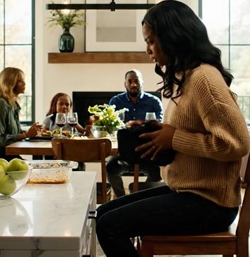 Moje sestra řekla, že dcera mého manžela „není zrovna rodina“ přímo v jídelně mých rodičů, jen pár kroků od té holčičky, která si už na srazu představovala sama sebe – a když jsem jim tiše vrátila klíče od domu, které mi kdysi dali jako důkaz, že tam patřím, ticho kolem toho stolu změnilo všechno, co jsem si myslela, že vím o rodině, loajalitě a o tom, koho vymažeme, když se láska začne měřit krví.