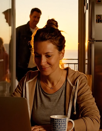 Večer před Dnem matek pozvala moje máma celou rodinu na večeři – kromě mě – a pak jim bez obalu vzkázala, že jsem „obyčejná učitelka“ a že mě už nevnímá jako svou dceru. Nehádala jsem se. Prostě jsem mlčky odešla a nechala je žít, jako bych nikdy neexistovala. O pár let později, když se můj život najednou stal „něčím, na co bych mohla být hrdá“, zavolala znovu sladkým hlasem… ale nebyla to láska. Byla to pozornost.