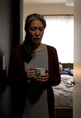 「もちろんよ、ハニー、私たちと一緒に引っ越してきて！彼女が全部支払うわ」息子が私が寝ていると思ってささやくのを聞いた。数日間、彼は私を避けて静かにすべてを手配していた。月曜日の朝、彼は妻と引っ越しトラックを連れて現れた。門を開けると…二人とも立ちすくんだ。