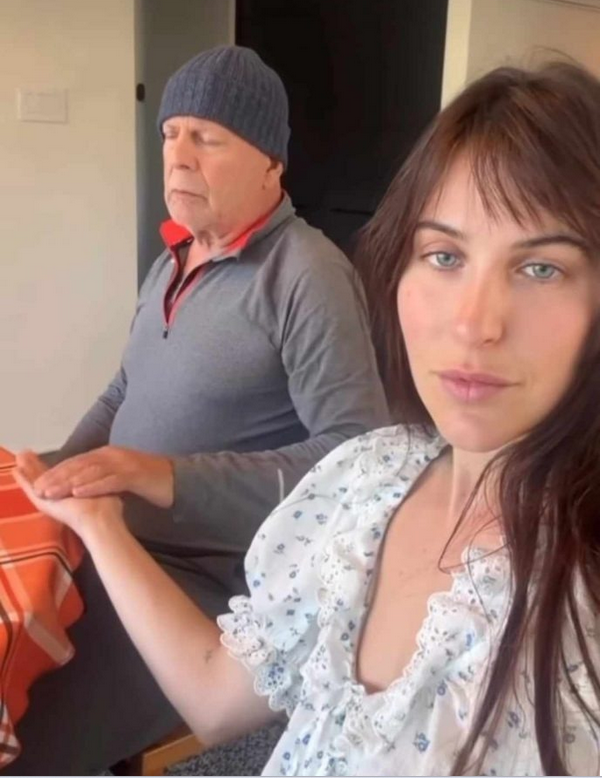 Nhưng Marcus cũng là một người cha đơn thân, và khi cơn mưa trút xuống như thác lũ, làm mờ ranh giới giữa đường phố và vỉa hè, anh chỉ tập trung vào một mục tiêu duy nhất, cơ bản: đón con gái Lily lúc sáu giờ. Trước Tòa nhà Hành chính Hải quân, một chiếc xe sedan màu tối của chính phủ mắc kẹt chênh vênh bên lề đường, đèn báo nguy hiểm nhấp nháy theo nhịp điệu vô nghĩa của một bình ắc quy đã hết điện. Bên cạnh đó là một người phụ nữ ướt sũng, tay đặt lên cửa như thể cơn mưa là một lực quá mạnh đang cố gắng ấn tay cô xuống mặt đường nhựa. Marcus do dự. Anh mệt mỏi, vô hình và muộn giờ. Nhưng anh thấy cách bàn tay cô run rẩy – một dấu hiệu rõ ràng của sự đau khổ mà bản năng của một cựu y tá chiến trường không thể bỏ qua. Anh vác chiếc xe bán tải cũ kỹ của mình lên vai và lao vào cơn mưa để giúp đỡ một người lạ. Việc vạch trần một người hùng thầm lặng. Marcus không hỏi tên hay cấp bậc. Anh làm việc với sức mạnh và uy quyền đã được rèn luyện của một người đàn ông đã sống sót qua hai đợt chiến đấu trong quân đội, đôi tay anh di chuyển một cách bình tĩnh có chủ đích giữa cơn mưa buốt giá. Khi động cơ cuối cùng cũng nổ máy, người phụ nữ đã tiết lộ sự thật ẩn giấu: bà là Chuẩn đô đốc Claire Donovan. Đối với Marcus, bà chỉ là “một người phụ nữ trong mưa”, nhưng đối với Hải quân, bà là một nhân vật có tầm ảnh hưởng vô cùng lớn. Anh lái xe đi, không nghĩ ngợi gì thêm về cuộc gặp gỡ đó, không hề hay biết rằng anh vừa tiến hành một cuộc đánh giá cấu trúc về bản thân mình, điều sẽ thay đổi cuộc đời anh mãi mãi. Hai tuần sau, một tiếng gõ cửa đều đều, thận trọng đã hé lộ một chương mới. Một sĩ quan hải quân đứng trên hiên nhà anh, dáng vẻ trang trọng. “Đô đốc muốn gặp anh,” ông ta nói. Marcus, vẫn mặc bộ đồng phục người lao công, cảm thấy một sự bối rối tột độ. Tại sao một sĩ quan cấp cao lại tìm một người lau sàn nhà? Anh vẫn chưa biết rằng Đô đốc Donovan đã tiến hành một cuộc kiểm tra tỉ mỉ hồ sơ công tác của anh và tìm ra những bằng khen mà anh đã chôn vùi từ lâu dưới tiếng ồn máy móc của cuộc sống dân sự. Một cuộc Đánh giá Cấu trúc về Phẩm giá và Phục vụ. Trong một văn phòng nhìn ra bến cảng, Donovan trượt một tập hồ sơ mỏng qua bàn. Cuốn sách chứa đựng câu chuyện có thật về Marcus Hale: một y tá chiến trường đã cứu sống nhiều người dưới làn đạn. “Anh thấy một người lạ cần giúp đỡ và đã chọn giúp, ngay cả khi điều đó khiến anh mất thời gian, sự thoải mái và cả sự ẩn danh,” bà nói. Bà đề nghị anh một vị trí điều phối viên vận hành cơ sở vật chất cho một sáng kiến ​​tái hòa nhập cựu chiến binh mới. Đó là một sự phân bổ lại thực tế mang đến sự ổn định và phát triển, nhưng Marcus lại hoài nghi. Anh đã “chỉ là Marcus” quá lâu đến nỗi anh khó nhận ra giá trị kỳ diệu của chính mình. “Có điều gì khuất tất ở đây không?” anh hỏi, giọng nói vang vọng một cách giản dị của một người đàn ông đã học cách trân trọng hy vọng. Câu trả lời của Donovan là một đánh giá mang tính cấu trúc về khả năng lãnh đạo: “Phẩm giá không phụ thuộc vào cấp bậc.” Bà không muốn anh như một biểu tượng; bà muốn anh vì anh thể hiện sự trung thực và nhất quán mà bộ quân phục nên đại diện. Marcus nhận công việc không phải vì chức danh, mà vì sự an toàn mà nó mang lại cho con gái anh và cơ hội được phục vụ trở lại mà không phải chịu áp lực quá lớn của chiến đấu. Hậu quả của lòng trắc ẩn: Một địa hình mới. Sáu tháng sau, “tiếng ồn máy móc” của sự hoài nghi từ các nhà thầu và sĩ quan tại căn cứ đã lắng xuống. Marcus đã tiến hành đánh giá cấu trúc hoạt động của cơ sở, nhưng quan trọng hơn, ông đã xây dựng một nơi trú ẩn cho các cựu chiến binh, những người vẫn luôn cảm thấy mình vô hình. Tại diễn đàn cộng đồng thường niên, Đô đốc Donovan đứng trên bục phát biểu trước một căn phòng đầy người bắt đầu nhìn thấy sự thật ẩn giấu về khả năng lãnh đạo đích thực. “Chúng ta nói về quyền lực,” bà nói, ánh mắt tìm thấy Marcus ở hàng ghế thứ ba. “Nhưng chúng ta không nói đủ về phẩm chất khi không ai quan sát.” Bà gọi ông lên phía trước để trao tặng ông một tấm bảng gỗ đơn giản. Đó không phải là huân chương cho lòng dũng cảm trong bóng tối chiến tranh, mà là sự ghi nhận lòng trung thực và sự kiên trì trong ánh sáng ban ngày. Khi Marcus lên tiếng, lời nói của ông là một lời nhắc nhở cơ bản rằng sự phục vụ không kết thúc khi cởi bỏ quân phục. “Tôi được dạy rằng nếu bạn có thể giúp đỡ, bạn có thể,” ông nói. “Không quan trọng ai đang quan sát.” Bài học cơ bản từ cơn mưa. Câu chuyện có thật của Marcus Hale đạt đến đỉnh điểm trong một cơn bão khác vài tuần sau đó. Trên đường lái xe về nhà sau khi giúp đỡ gia đình một cựu chiến binh, Marcus nhìn thấy một chiếc xe đậu bên lề đường. Anh không tìm kiếm phù hiệu hay xem đồng hồ; anh chỉ đơn giản thực hiện việc tái tạo hiện thực đã trở thành địa hình cuộc đời mình. Khi giúp một phụ nữ trẻ đang hoảng loạn khởi động lại xe, cô ấy hỏi tên anh. Anh nở một nụ cười nhỏ, khó quên. “Chỉ là Marcus thôi,” anh nói. Anh lái xe đi trong cơn mưa dịu dần, một người bảo vệ mạnh mẽ phẩm giá của chính mình. Anh đã học được rằng trong khi thế giới đầy những tiếng ồn máy móc và những thứ bậc vô giá trị, thì nền tảng và sức mạnh của tính cách một người được xây dựng trong những khoảnh khắc lựa chọn thầm lặng. Marcus Hale không còn là một bóng ma lang thang trong hành lang nữa; anh là một trụ cột vững chắc của cộng đồng, chứng minh rằng lòng trung thành và sự tin tưởng là đồng tiền thực sự của một cuộc sống tốt đẹp. Những vết sẹo của quá khứ đã trở thành sự ổn định và trưởng thành của tương lai anh, và lần đầu tiên, anh thích người đàn ông mà anh nhìn thấy trong gương chiếu hậu.