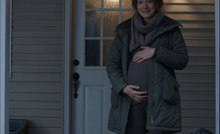 「出て行け。お前は私の娘なんかじゃない。」両親はそう言い放った。玄関から雪が吹き込み、私のゴミ袋がポーチに放置されている中で。しかし3年後、両親は兄のトレーラーハウスに現れた。捨てたはずの赤ん坊が、突然920万ドルの鍵を握る存在になったからだ。そして、両親が失敗作と呼んだ男が、両親と私の娘の間に立ちはだかる唯一の存在だった。