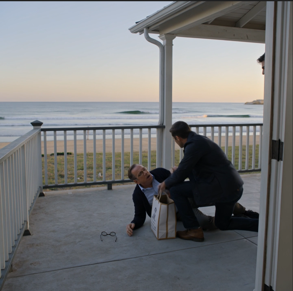 「父がようやく息苦しくならないようにと私が買った63万5000ドルの海辺の家で、継母が父の家の玄関に立ちはだかり、『ここは私の家よ、出て行って！』と叫びました。すると義理の兄が父をコンクリートの上に突き飛ばし、『お荷物だ』と罵りました。そして継母の笑い声を聞いた瞬間、私は家族の口論に巻き込まれたのではなく、乗っ取りに巻き込まれたのだと悟りました。」