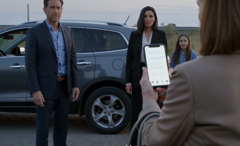 息子は夜明け前の暗い裏道に私を置き去りにした。私が怯え、途方に暮れ、ついにすべてを彼に譲渡するほど弱っていると思ったのだろう。しかし、雑草の中でコオロギが鳴き、義理の娘が書類を手に微笑んで立っている間、彼らが知らなかったのは、ホテルも、予約も、カードも、そして私を乗せて行った車でさえ、すべて私の名前で登録されていたということだった。