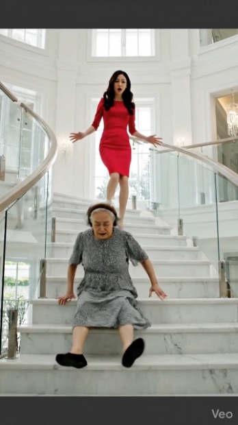 私は通信指令員に、妻が母を階段から突き落としたこと、録音が録音されていること、そして救急車と警察がすぐに来なければならないと伝えました。