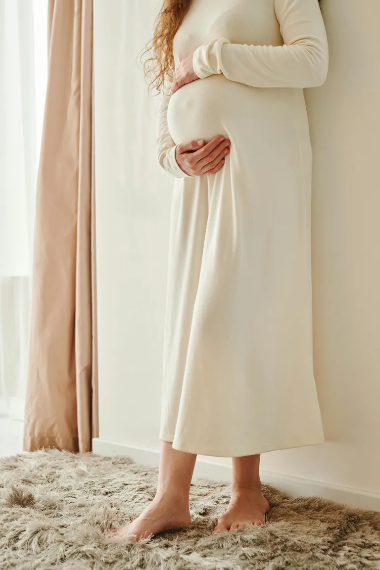 我孩子的父親嘲笑我去超市花 3 美元買了個麵包捲當晚餐——下一刻，我的未來就被改寫了。