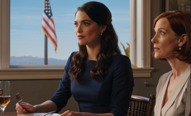 A nővéremの婚約ディナーで、母は私を花婿の家族に紹介しました。 「こちらが私たちの娘です――生計のために家の掃除をしています。」  父は付け加えました。 「私たちは彼女を手放したんです。」  花婿の母親は首を少しかしげて私を見つめ、小さな声でささやきました。 「待って……あなたはあの女性――」  そこで彼女は言葉を止めました。 テーブル全体が死んだように静まり返り、母の顔は真っ白になりました。