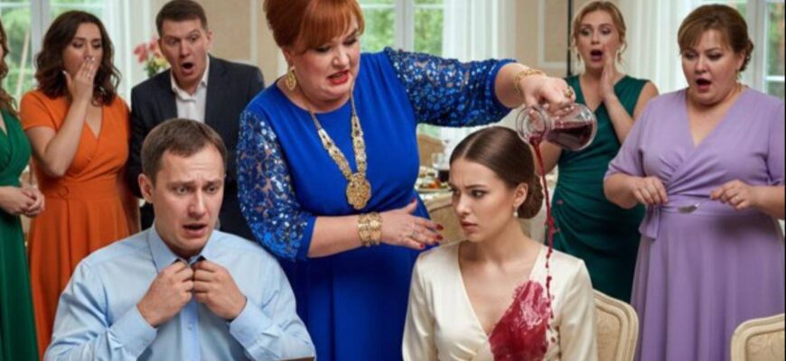 姑は嫁にジュースをかけ、客人の前で彼女を辱めました。