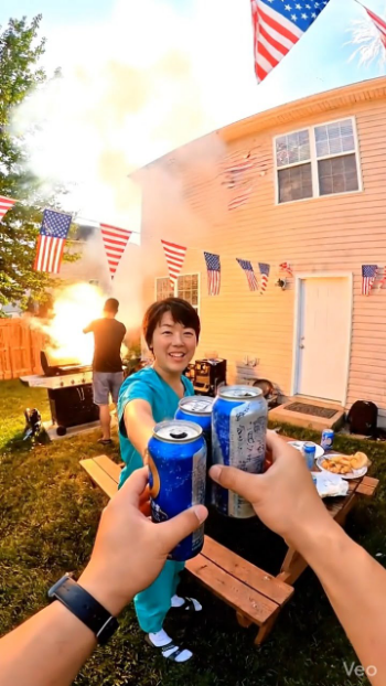 父が私を殴るたびに、母は父が部屋を出るのを待ってから、「あなたは父の弱点をよく分かっているわね」とささやいた。私が家を出た日、母は電話をかけてきて、「あなたは家族を壊している」と言った。私は何も言わなかった。母は電話を切った。6か月後、母は泣きながら再び電話をかけてきて、私が母から聞くとは思ってもみなかったことを言った。