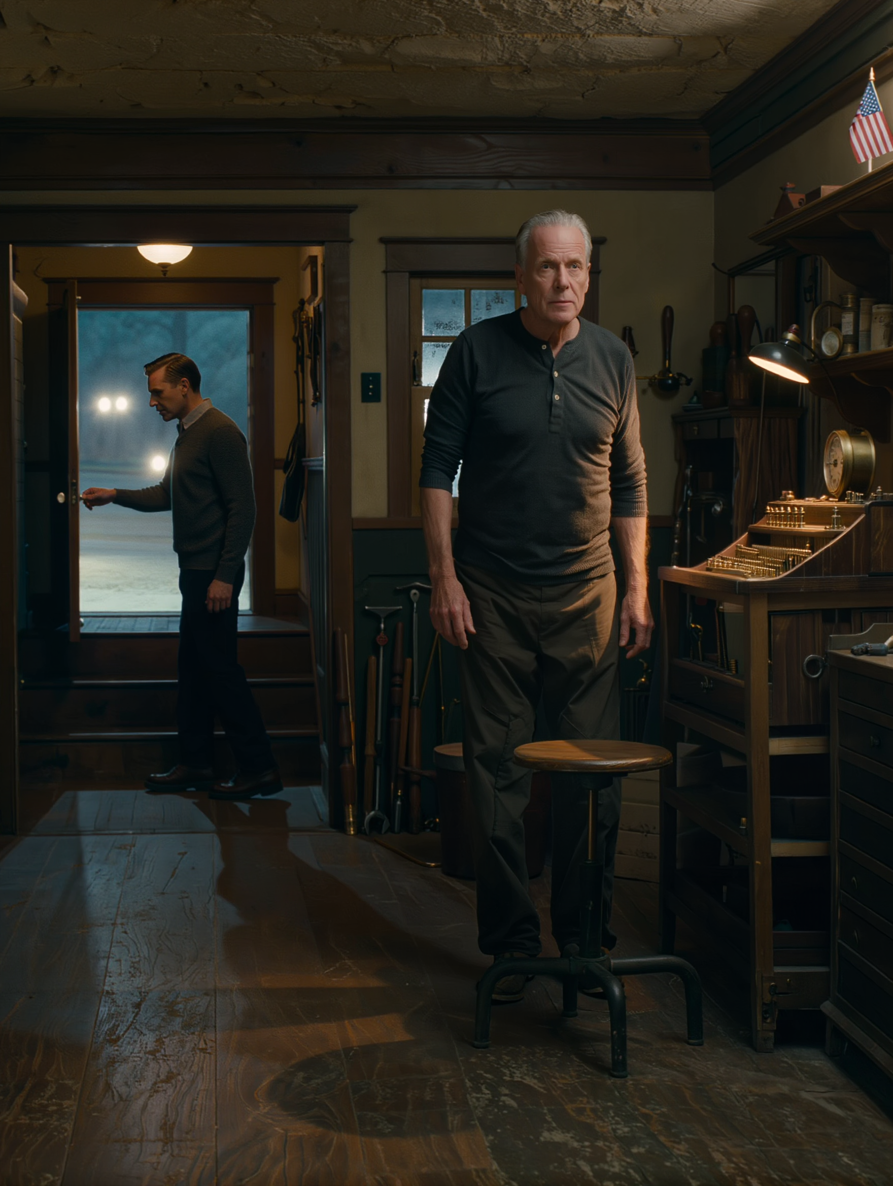 真夜中過ぎに息子から電話があり、全てのドアに鍵をかけ、電気を消して地下室に留まるように言われた。そしてその長い夜が終わる前に、私が子供たちを育てた家は、もはや安心して老後を過ごせる場所ではなく、私以外の全員が自分の役柄をすでに知っている舞台のように感じられた。