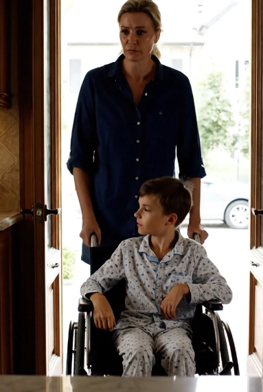 Můj manžel odjel na služební cestu a nechal svého zcela paralyzovaného nevlastního syna v mé péči. V okamžiku, kdy jeho auto zmizelo z dohledu, můj nevlastní syn vyskočil z invalidního vozíku a vypnul plynový sporák. ŘEKL MI TO.