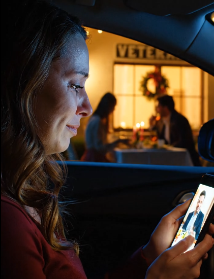 „Přestaň žebrat o peníze,“ řekl táta na vánoční večeři a klidně lhal před celou rodinou. Moje sestra se ušklíbla: „Je to tak ubohé.“ Všichni souhlasili. Nebránil jsem se. Prostě jsem odešel a zavolal svému bankovnímu manažerovi. „Zmrazte účet. Konečná 21.“ Takže tehdy se jeho lži ZAČALY valit na povrch.