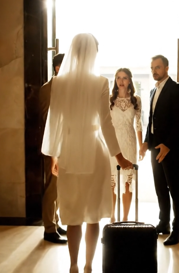 Můj manžel odjel na 40 dní pracovně do Miami. Šla jsem ho překvapit a když jsem dorazila do hotelu, našla jsem ho, jak objímá svého milence. Přešla jsem k němu, řekla jednu větu a on zbledl a následoval mě.