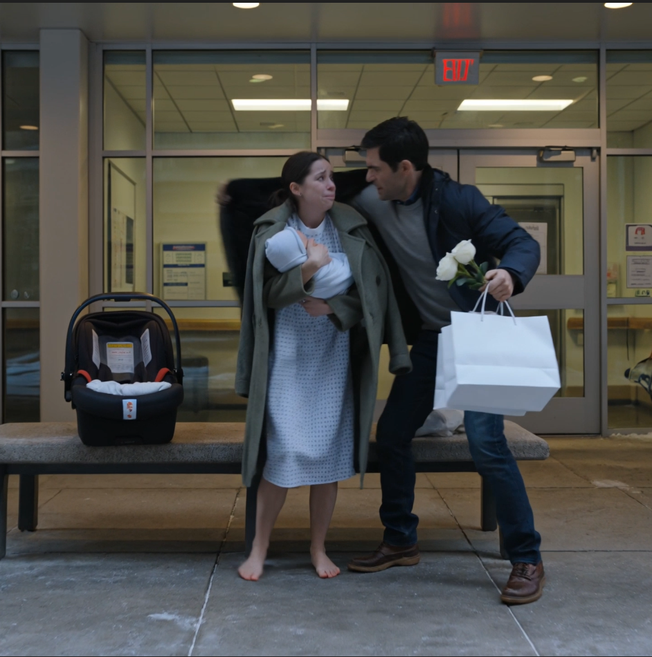 叔父は白いバラの花束と出産祝いの品、そして息子のための真新しいチャイルドシートを持って病院にやって来た。そして、夫が私の人生を路上に放り出し、「家に帰るな」とメッセージを送ってきた後、叔父は凍ったベンチに裸足で病院着を着て座り、生後3日の赤ちゃんを抱いている私を見つけた。