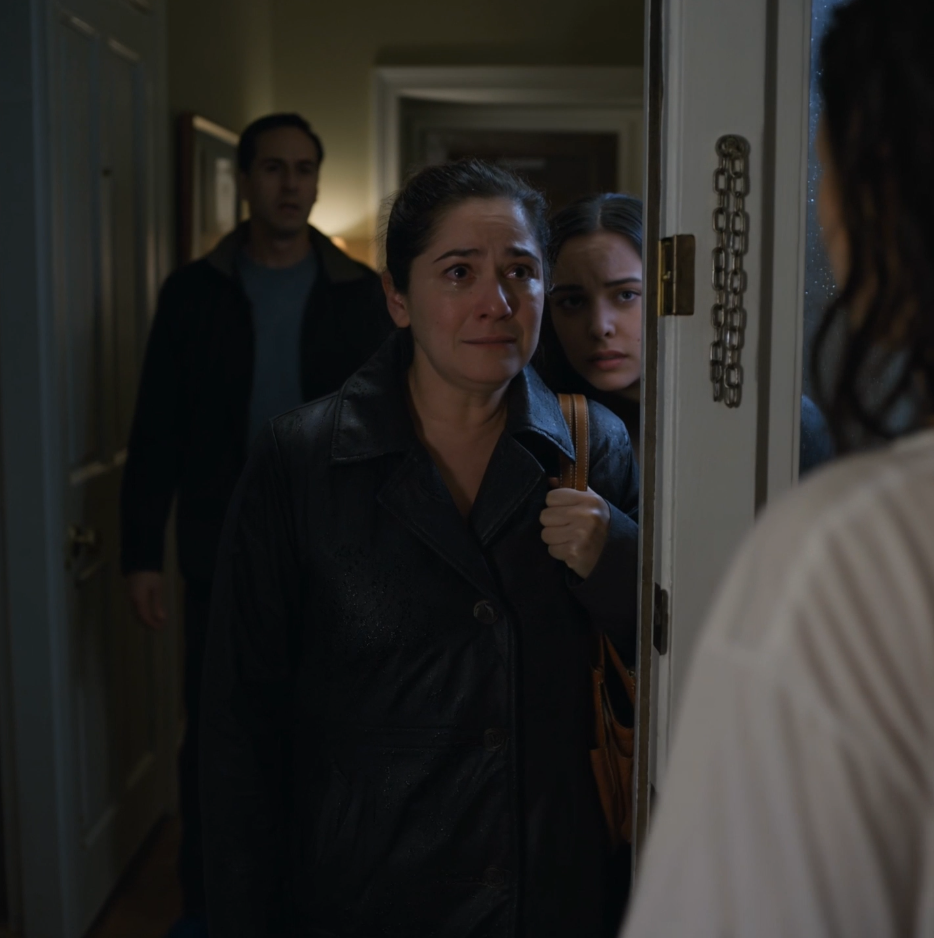 父は職場に電話をかけてきて、家族のために5万2000ドルを持ってこなければ感謝祭に来るなと言った。母は私が昔の部屋に隠しておいた4000ドルはもう取られたと笑ったが、私はそれを単なる残酷な祝日の演出としてではなく、恐怖として受け止め始めた。なぜなら、私のような人間は、家の土台が崩れ始めている時だけ、そこまで凶暴になるからだ。