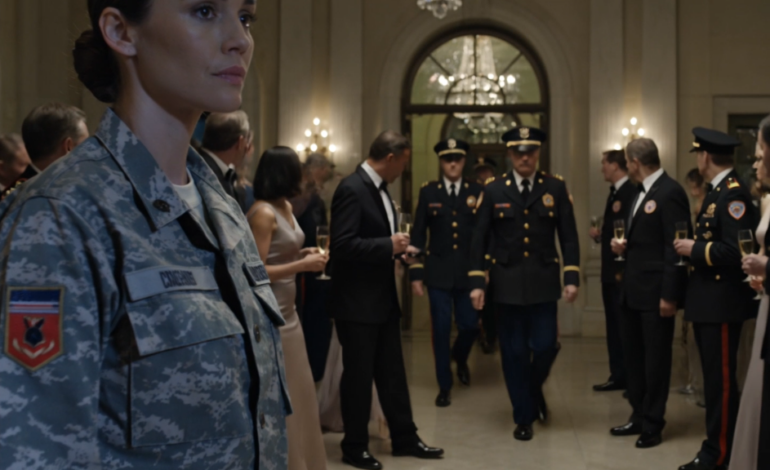 36時間ぶっ通しで施錠された軍事バンカーの中にいた後、姉のブラックタイの祝賀会に足を踏み入れた。父にたどり着く前に、姉は私の腕をつかみ、袖についた油をまるで伝染病でも見るかのように見つめ、「そのみすぼらしい制服は外に置いておきなさい」とささやいた。姉は、自分が感銘を与えようとしていたまさにその人たちこそが、私のために会場全体を静まり返らせようとしているとは知る由もなかった。