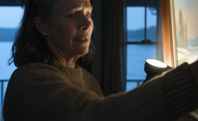 離婚裁判で、元夫は家、車2台、退職金、そして私が手描きで塗装したすべての部屋を奪い去り、裁判官が私に残してくれたのは、湖畔にある祖父の古い小屋だけだった。そこは、私が錆びた南京錠を壊し、スーツケース2つを持って中に入るまで、元夫がいつも笑いものにしていた場所だった。そして、家族の誰も二度と見る価値もないと思っていた絵の裏に、私のフルネームがテープで貼られているのを見つけたのだ。