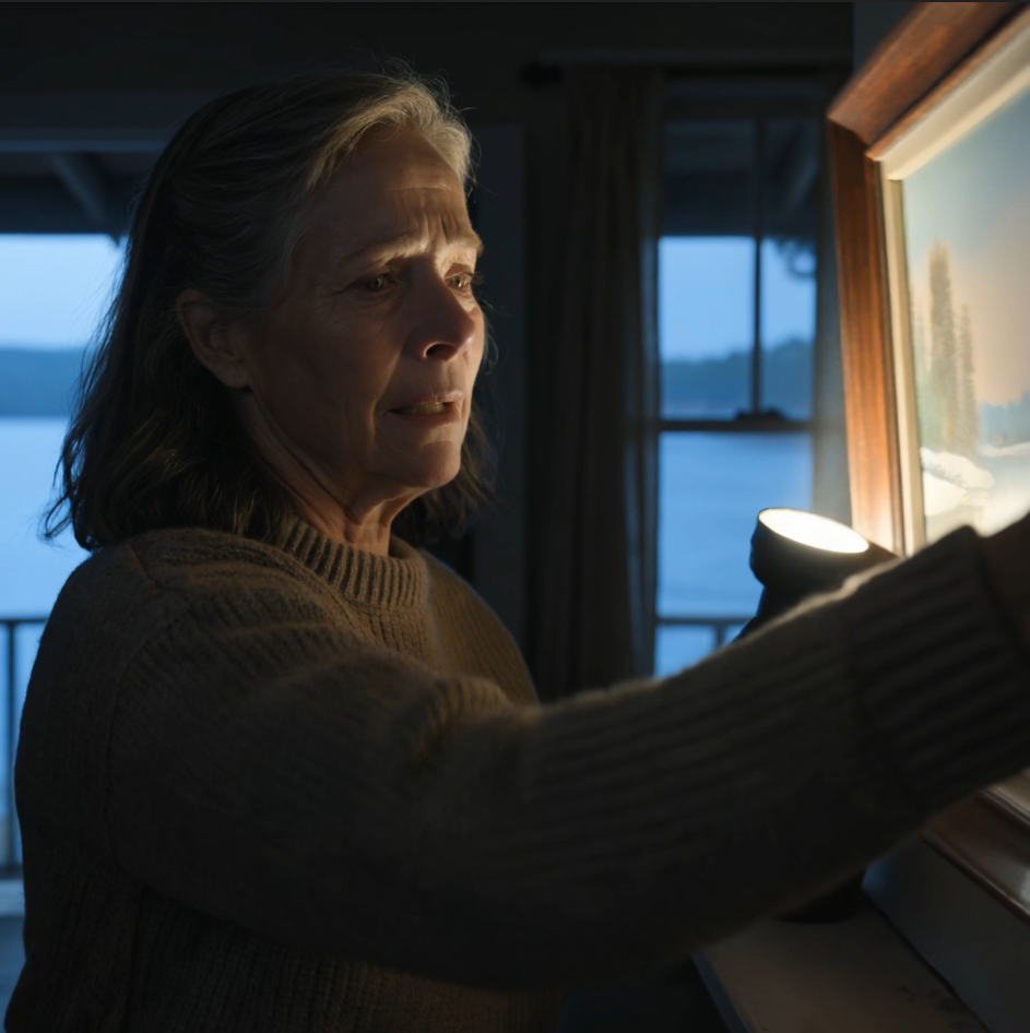 離婚裁判で、元夫は家、車2台、退職金、そして私が手描きで塗装したすべての部屋を奪い去り、裁判官が私に残してくれたのは、湖畔にある祖父の古い小屋だけだった。そこは、私が錆びた南京錠を壊し、スーツケース2つを持って中に入るまで、元夫がいつも笑いものにしていた場所だった。そして、家族の誰も二度と見る価値もないと思っていた絵の裏に、私のフルネームがテープで貼られているのを見つけたのだ。