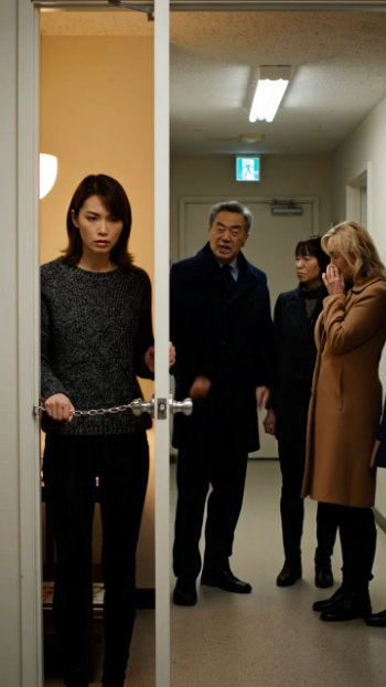 新年に両親を訪ねた時、ゴミ箱の中に私の写真を見つけた。母はさりげなく「模様替え中なの」と言った。妹は笑った。叔母は「そのうち私が気づいてくれると思ったわ」と言った。母は私の昔の部屋は物置になったと付け加えた。みんな笑った。私は微笑んでゴミを出し、静かに家を出た。今、午前2時に彼らが私のアパートの外にいて、ノックして私に答えるように言っている。